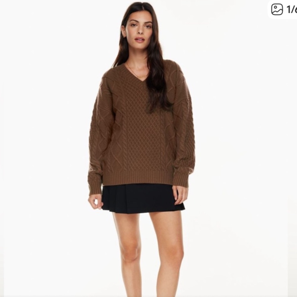 Cozy Fall Aritzia Knit V-Neck sweater size Small